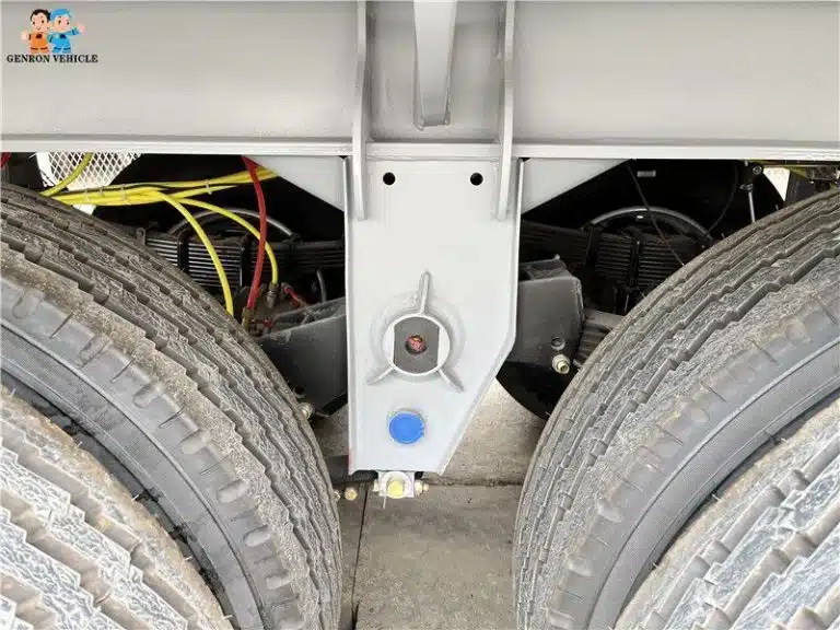 Gros plan sur les roues et le système de suspension de la remorque à trois essieux Genron