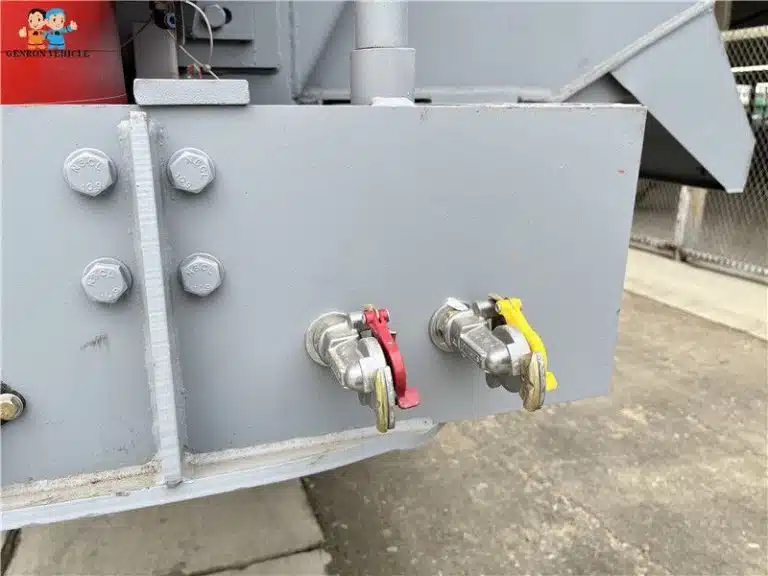 Vue détaillée des connexions et des vannes du système hydraulique de la remorque Genron