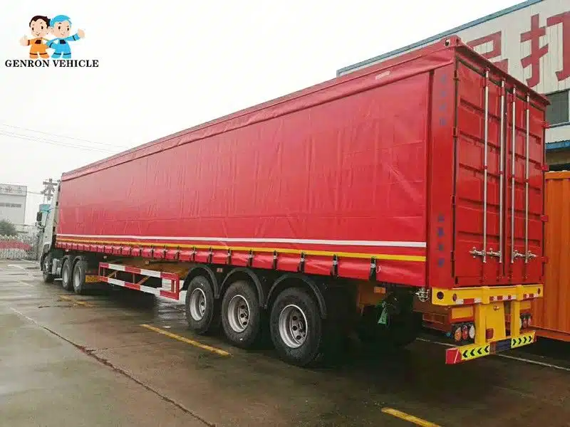 Semi reboque de cortina lateral Genron 14M vermelho com portas traseiras abertas que revelam uma área de carga espaçosa para cargas e descargas eficientes