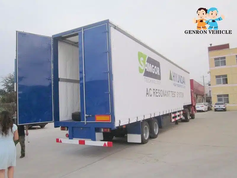 Genron 13,7 M Шторный боковой прицеп с открытыми задними дверями, демонстрирующими интерьер и просторное грузовое пространство, идеально подходящее для перевозки сыпучих грузов
