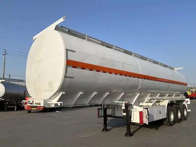 Quantos galões um caminhão-tanque comporta?