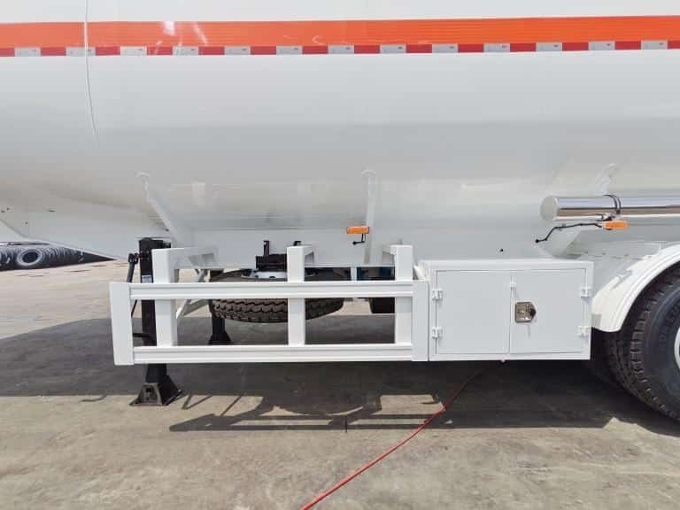 Шасси и ограждение топливозаправщика