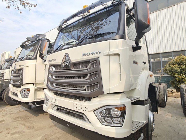 HOWO NX 6X4 Tractor Truck (1)