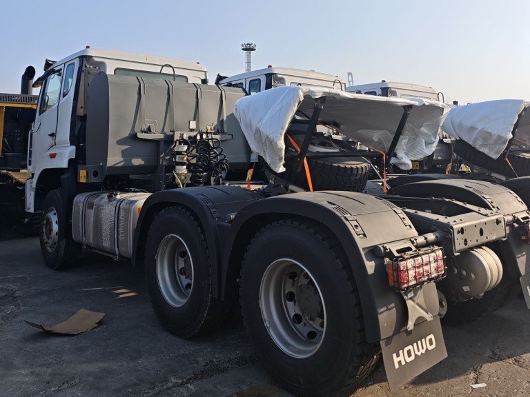 HOWO NX 6X4 Tractor Truck (3)