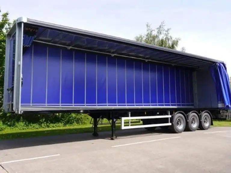 Cómo abrir un remolque con cortina lateral