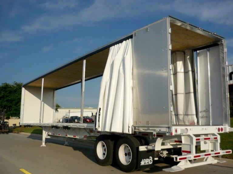 Remorque à rideaux latéraux : dimensions et capacité