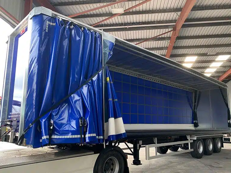 Remolque Conestoga vs. Remolque con cortina lateral: Diferencias y ventajas clave