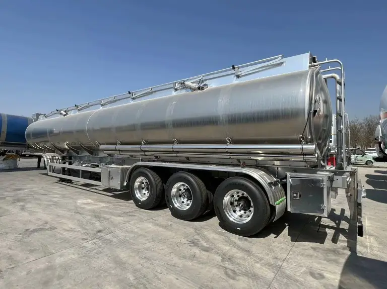 Remorque-citerne à carburant4