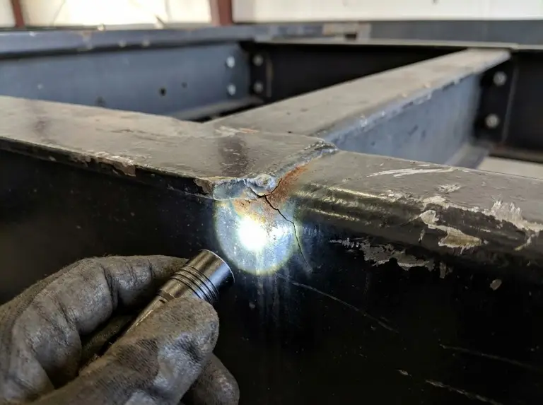 كشف ضوء المصباح عن شرخ دقيق في مقدمة لحام المقطورة